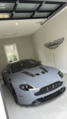 2017 Aston Martin V12 Vantage S photo 2