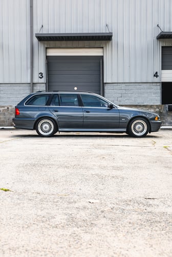 BMW 525i Sport Wagon photo 2